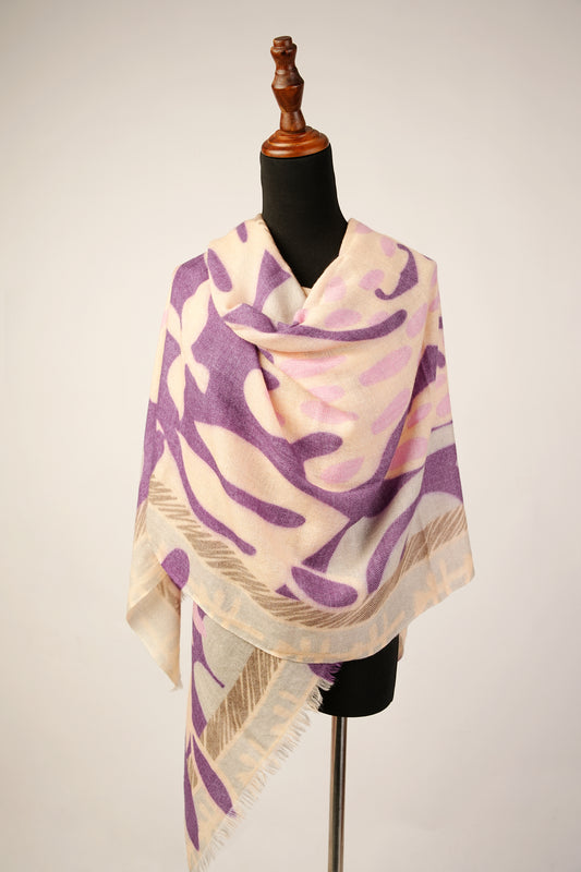 You can enhance the elegance, softness, and warmth of any ensemble with this luxurious cashmere shawl. It incorporates an abstract print in coral, peach, and purple, conferring a touch of sophistication to your ensemble. 