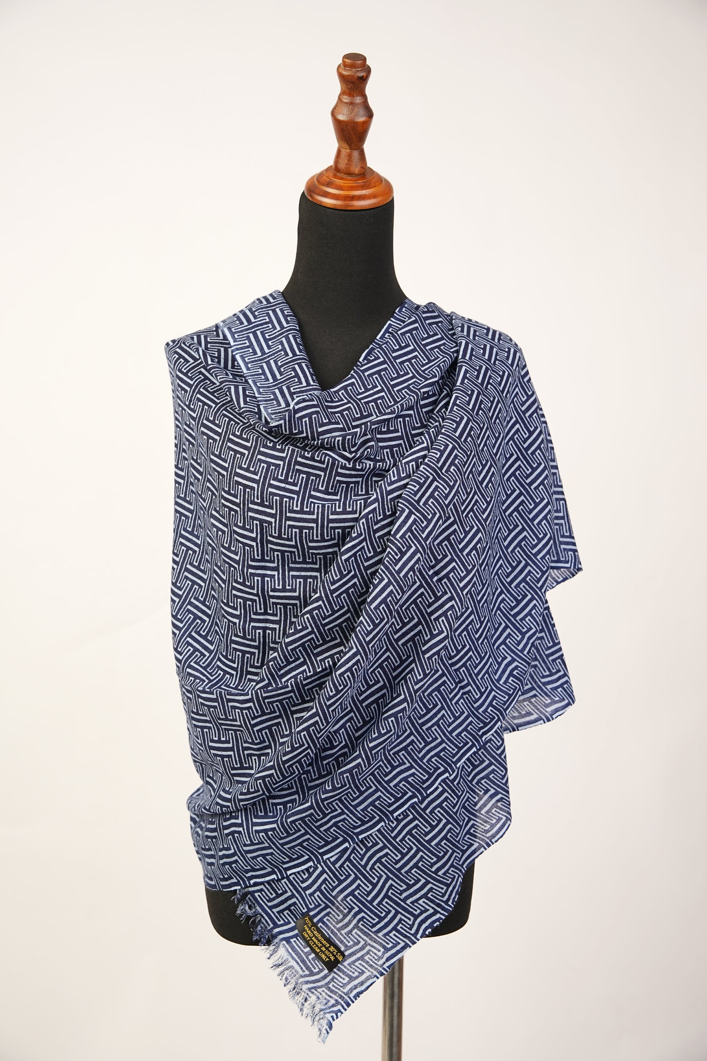 Cornflower and Navy shawl is a luxurcessory that combines the tenderness of cashmere and silk.