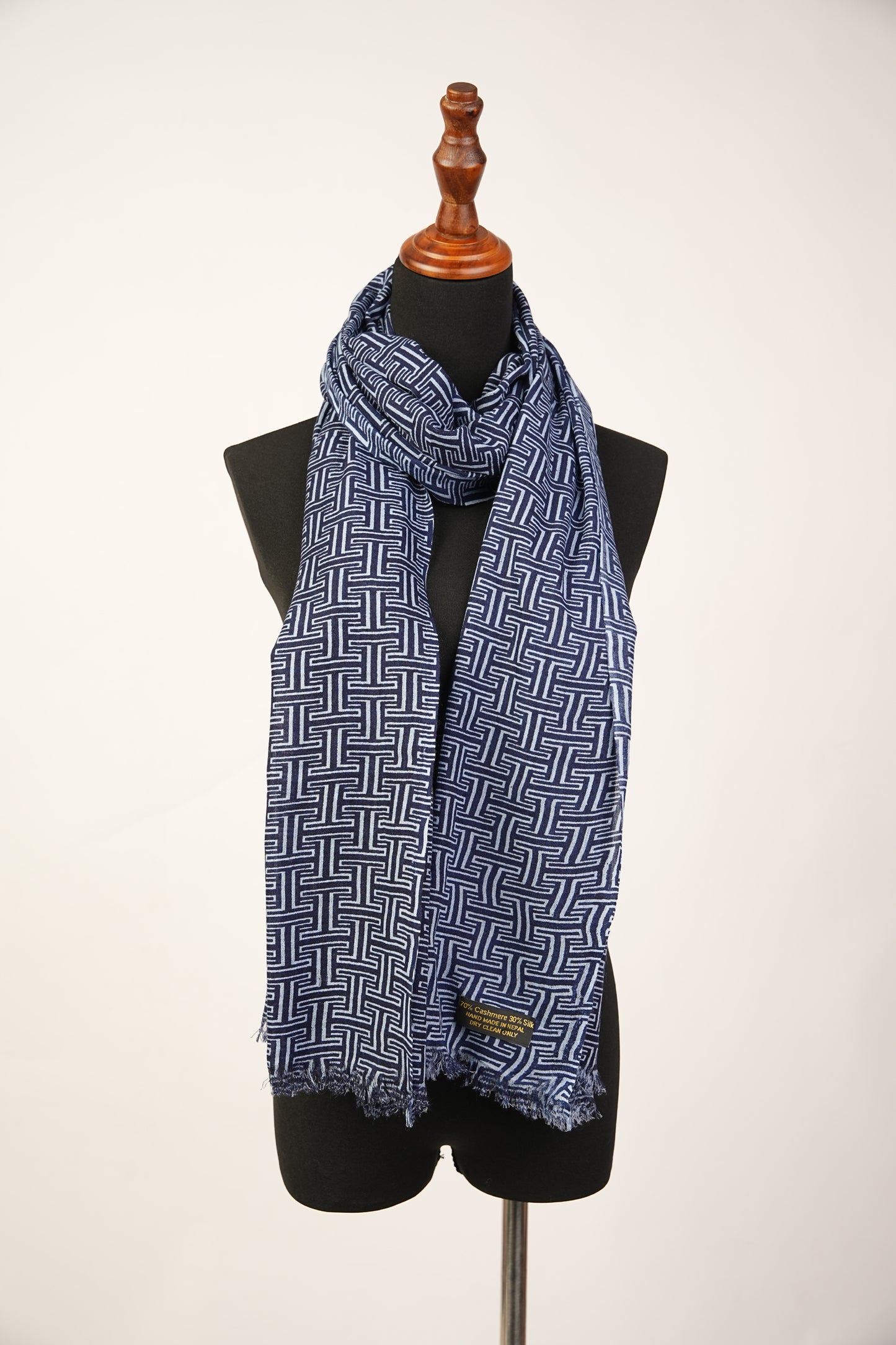 Cornflower and Navy shawl is a luxurcessory that combines the tenderness of cashmere and silk.