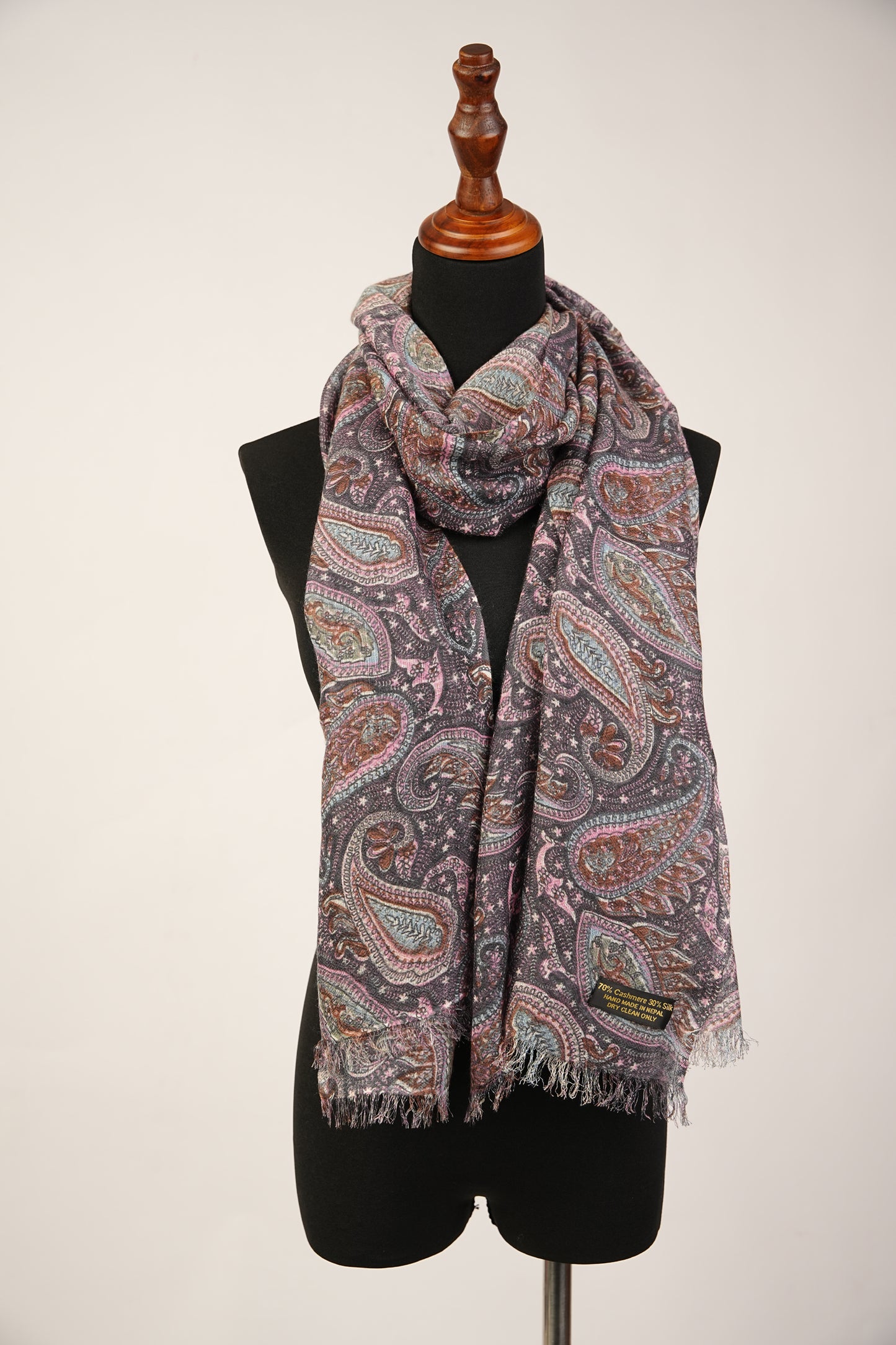 Patterns of flowers and paisley Shawl made of 70% Pashmina and 30% Silk